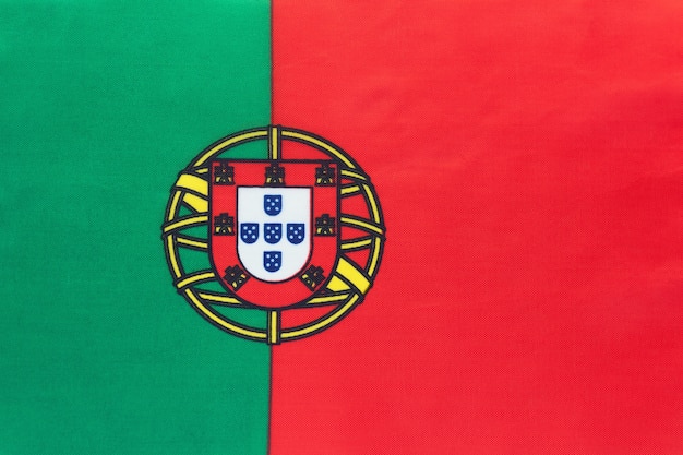 Photo drapeau de tissu national du portugal, fond textile. symbole du pays européen international du monde.