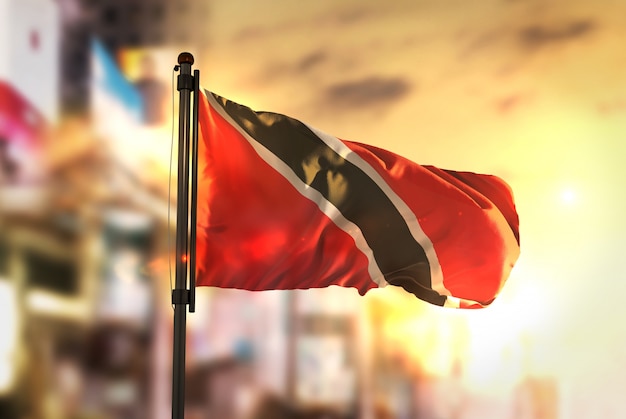 Drapeau de Trinité-et-Tobago contre la ville Contexte flou au Sunrise Backlight