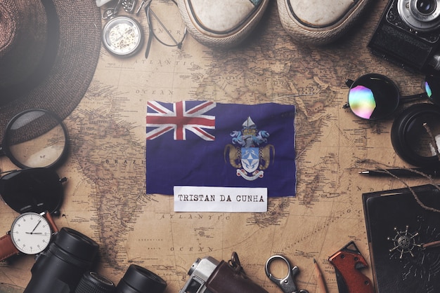 Drapeau Tristan da Cunha entre les accessoires du voyageur sur l'ancienne carte vintage. Tir aérien