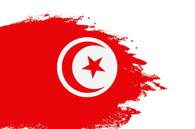 Drapeau de la tunisie sur un coup de pinceau teinté peint fond blanc isolé avec espace de copie