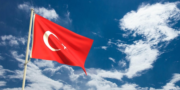 Un drapeau turc contre un ciel bleu