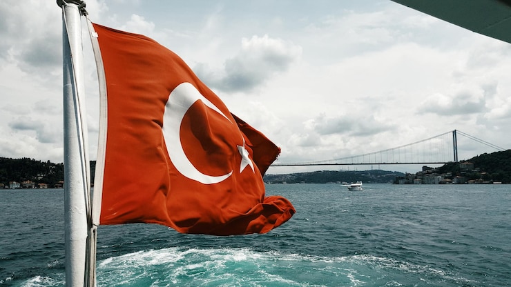 Photo le drapeau turc et le pont du bosphore