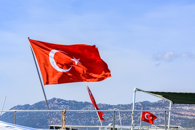 Drapeau turc rouge ondulant au-dessus de la mer Méditerranée