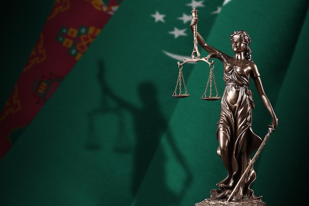 Drapeau turkmène avec statue de dame justice et balance judiciaire dans une pièce sombre Concept de jugement et de punition