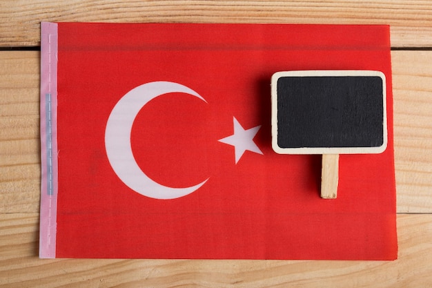 Drapeau de la Turquie et espace de copie de tableau noir vierge