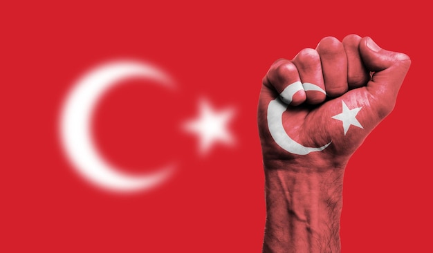 Photo drapeau de la turquie peint sur un concept de protestation de force de poing fermé