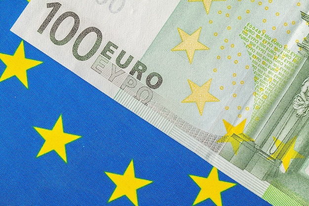 Drapeau de l'UE et de nombreux billets en euros