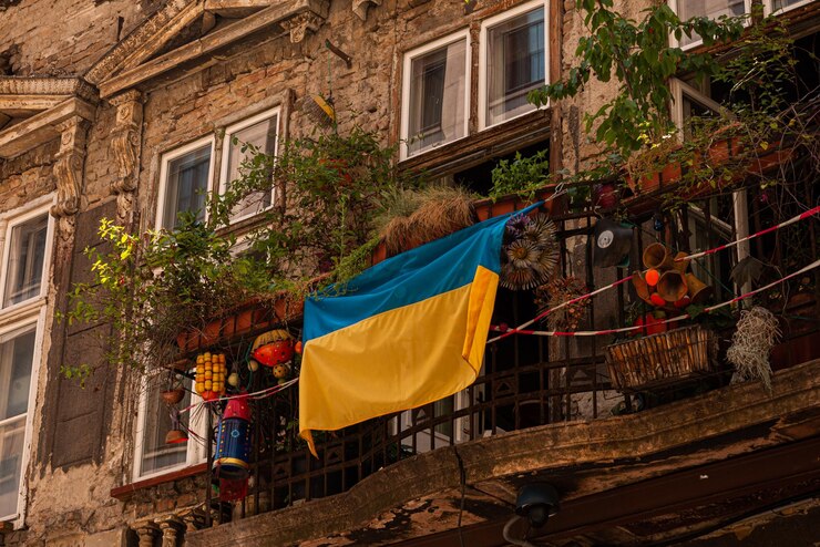 Photo le drapeau de l'ukraine sur le balcon