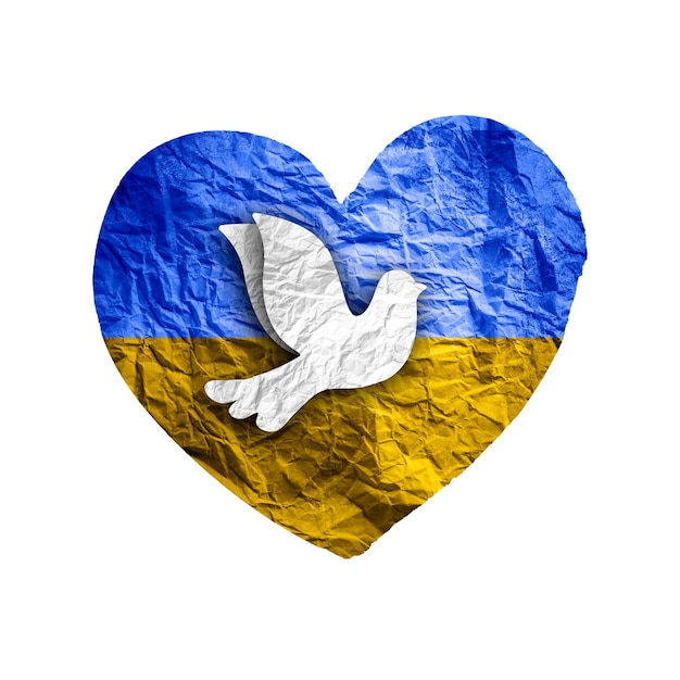 Drapeau de l'Ukraine en forme de coeur de papier avec colombe de la paix isolé sur blanc