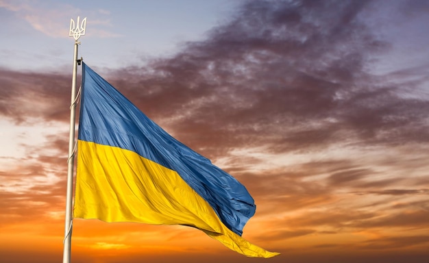 Drapeau de l'ukraine isolé sur le ciel avec un tracé de détourage gros plan agitant le drapeau de l'ukraine symboles du drapeau de l'ukraine