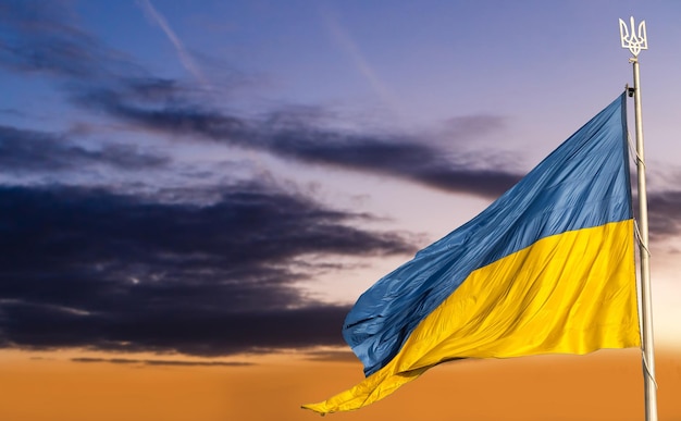 Drapeau de l'ukraine isolé sur le ciel avec un tracé de détourage gros plan agitant le drapeau de l'ukraine symboles du drapeau de l'ukraine