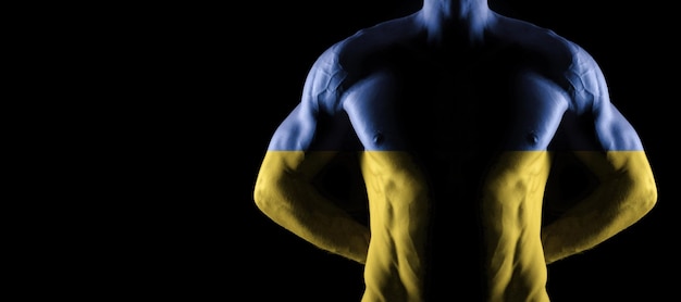 Drapeau de l'ukraine sur le torse masculin musclé avec abs, fond noir