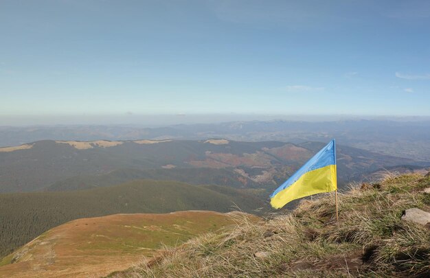 Le drapeau ukrainien au sommet de la montagne Hoverla en Ukraine