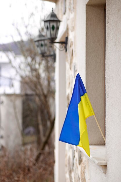 Photo drapeau ukrainien sur un bâtiment