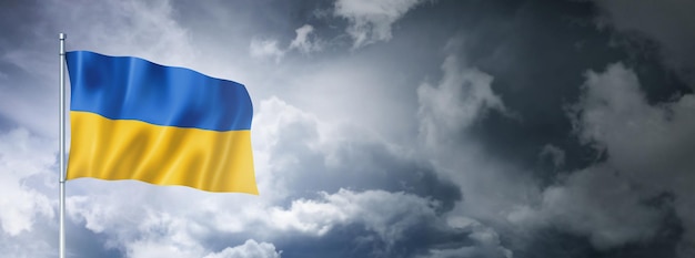 Drapeau ukrainien sur un ciel nuageux