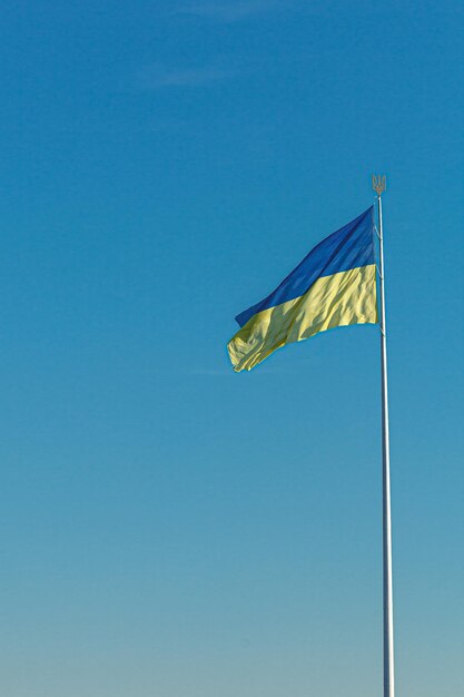 Drapeau ukrainien contre le ciel bleu