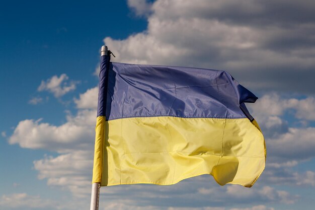 Drapeau ukrainien dans le contexte de la rivière et du ciel