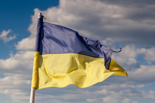 Drapeau ukrainien dans le contexte de la rivière et du ciel