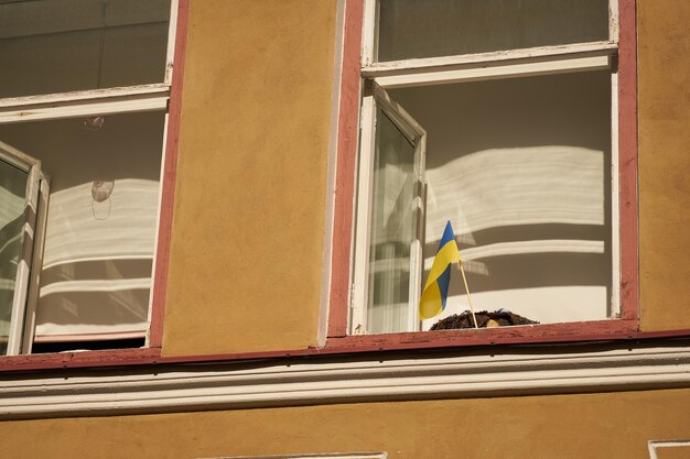 Drapeau ukrainien dans la fenêtre ouverte de la maison