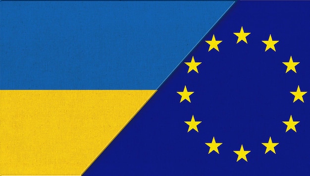 Drapeau ukrainien et européen sur la surface du tissuDrapeau de l'Ukraine et de l'Union européenne