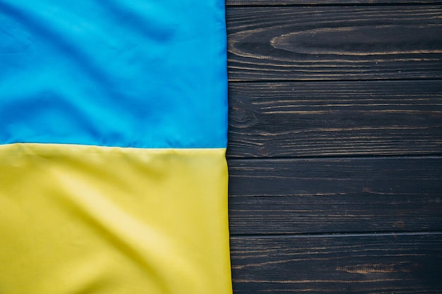 Drapeau ukrainien sur un fond en bois