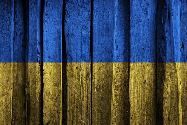 Drapeau ukrainien sur fond de vieilles planches de bois