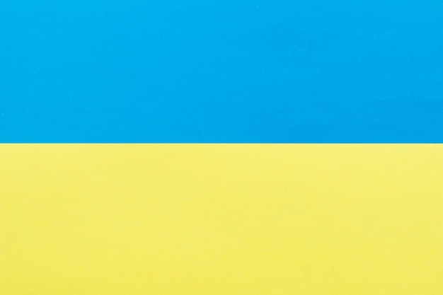 Photo drapeau ukrainien en papier de couleur