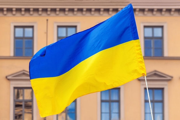 Drapeau ukrainien soufflant sur fond d'architecture Soutenir l'Ukraine