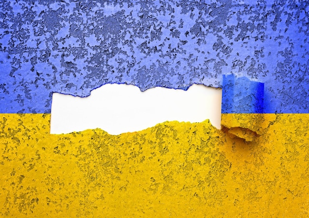 Drapeau ukrainien avec texture sur papier déchiré avec place pour texte