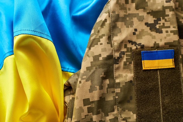 Drapeau ukrainien et uniforme militaire du soldat ukrainien Forces armées ukrainiennes