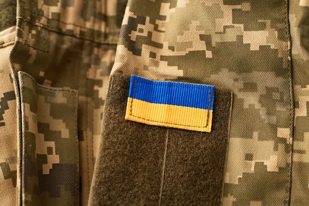 Drapeau ukrainien et uniforme militaire du soldat ukrainien Forces armées ukrainiennes