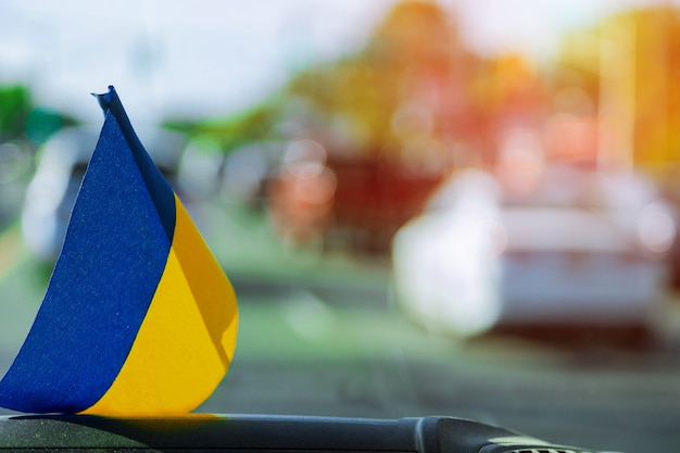 Drapeau ukrainien sur le verre à l&#39;intérieur de la voiture