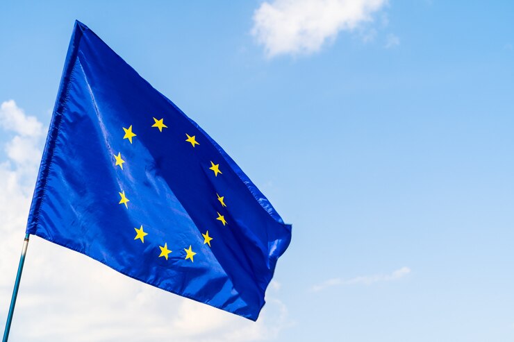 Photo drapeau de l'union européenne contre le ciel bleu