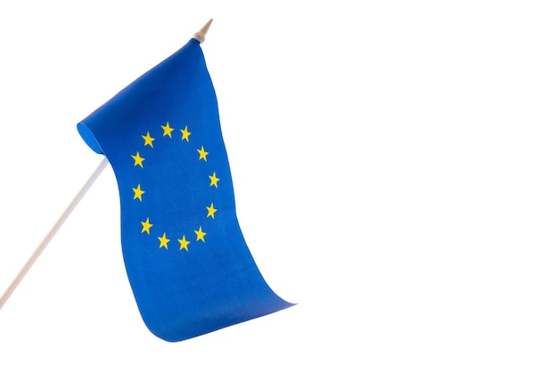 Le drapeau de l'union européenne sur fond blanc se développant et flottant dans l'isolat du vent