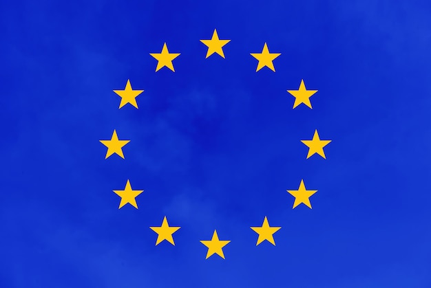 Drapeau de l'union européenne. Groupe d'étoiles sur fond de ciel bleu.