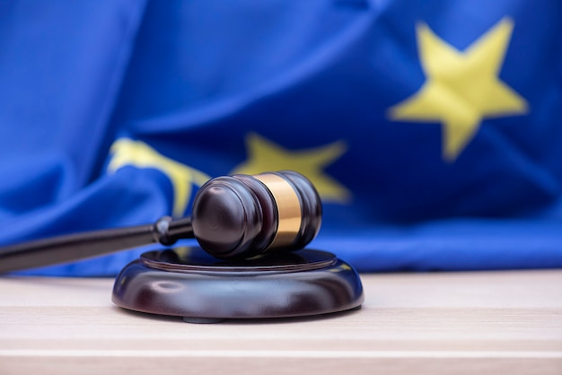 Drapeau de l'Union européenne et les juges marteau en bois sur le dessus, photo concept sur la cour et la justice