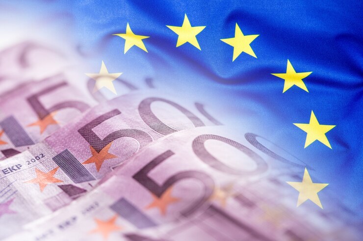 Photo drapeau de l'union européenne ondulant coloré sur un fond d'argent euro.