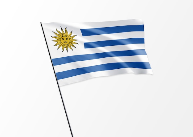 Drapeau de l'Uruguay volant haut dans le fond isolé. Fête de l'indépendance de l'Uruguay le 25 août