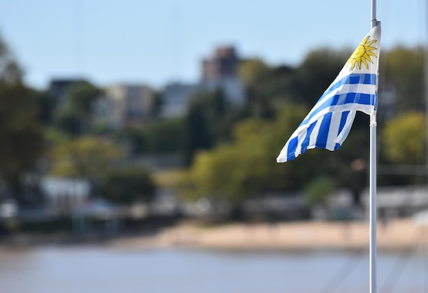 Photo le drapeau uruguayen en flammes dans un ciel dégagé