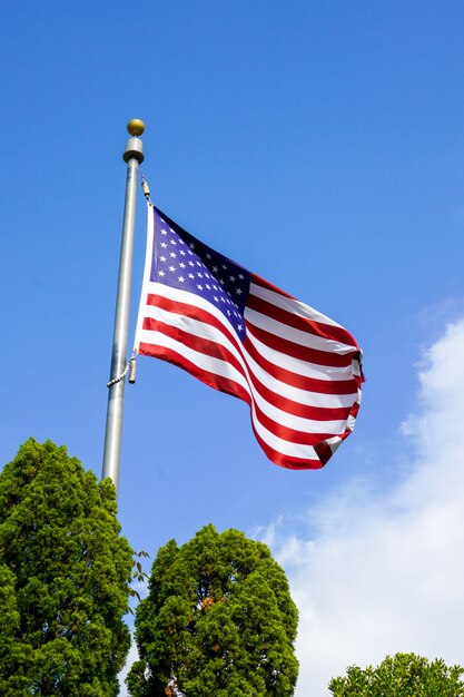 Drapeau USA sur le ciel bleu