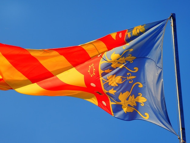 Le drapeau de Valence, en Espagne, soufflant dans le vent.