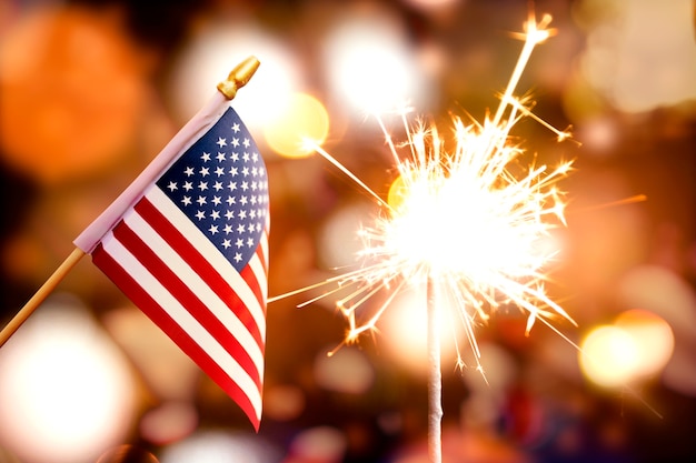 Drapeaux américains avec collage de feux d'artifice