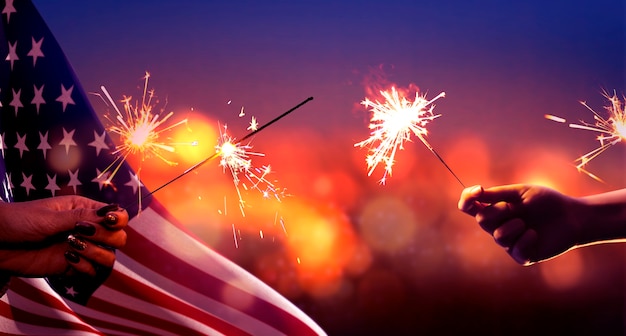 Drapeaux américains avec collage de feux d'artifice