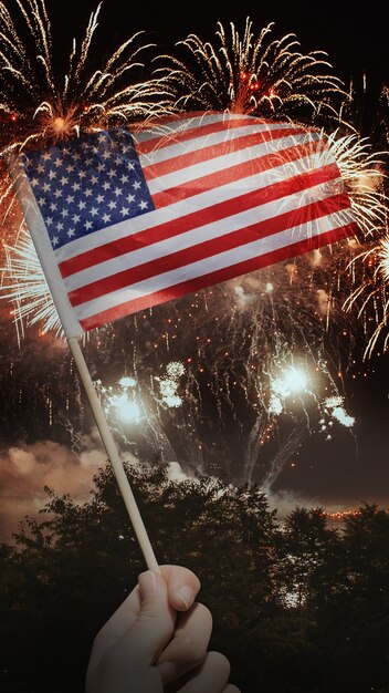 Des drapeaux américains avec un collage de feux d'artifice