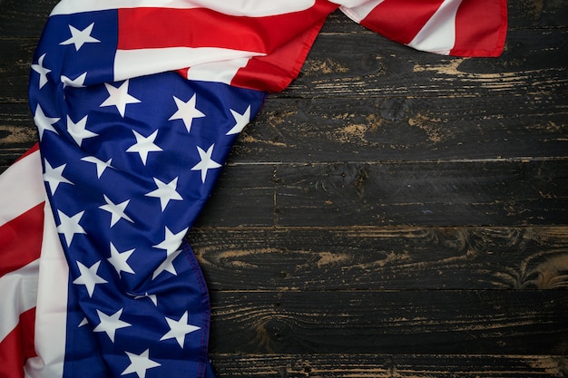 Drapeaux américains sur fond de bois noir, image pour la fête de l'indépendance du 4 juillet Drapeau des États-Unis sur fond de texture de mur en bois foncé.