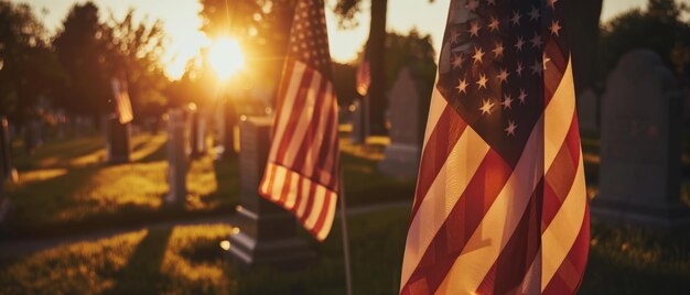 Des drapeaux américains placés dans un cimetière.