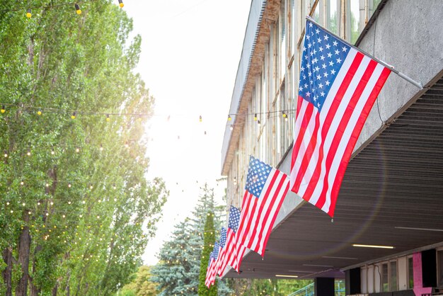 Drapeaux de l'Amérique sur un bâtiment Drapeau des États-Unis Jour de l'indépendance