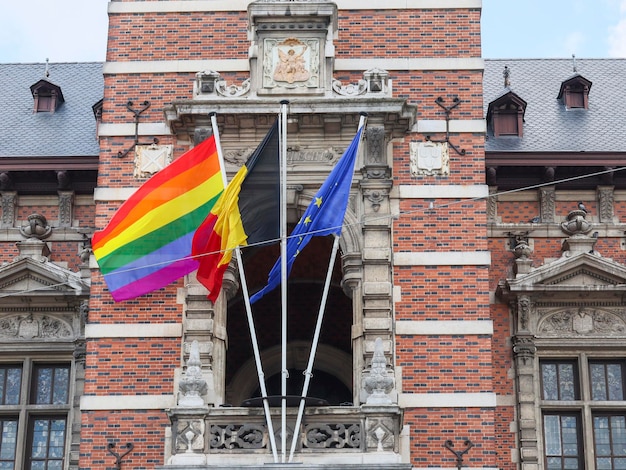 Drapeaux belges et européens lgtb sur le bâtiment