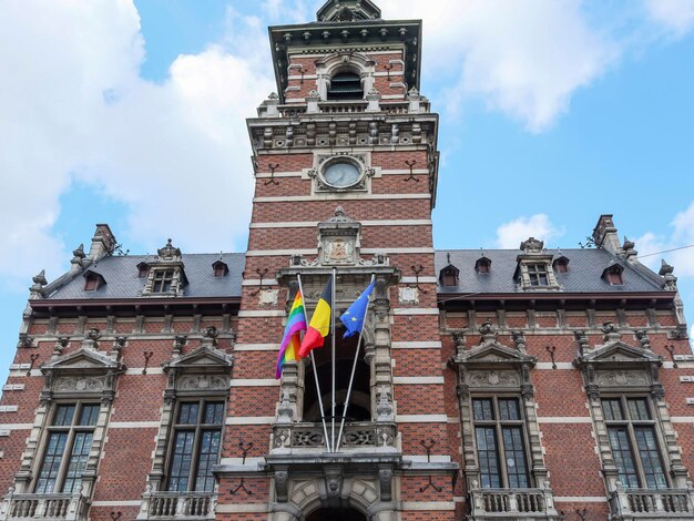 Drapeaux belges et européens lgtb sur le bâtiment