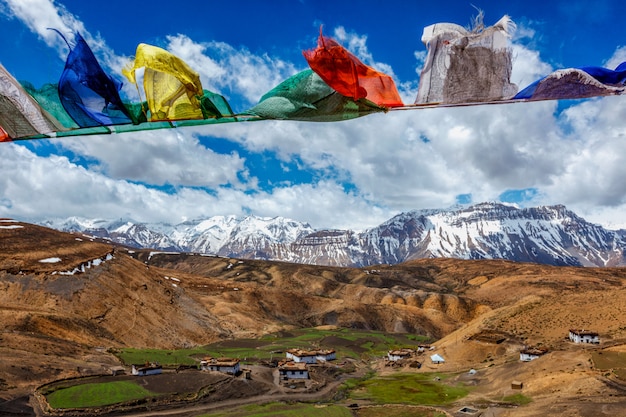 Drapeaux bouddhistes dans le ciel